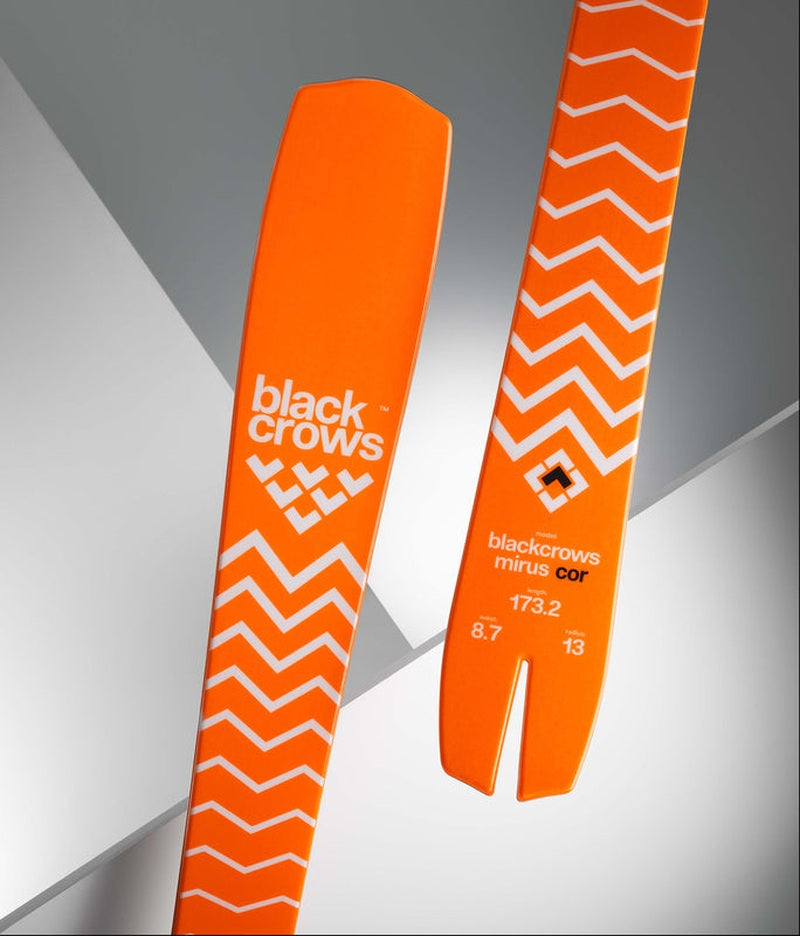 Närbild på toppen av orangea Black Crows Mirus Cor skidor med specifikationer
