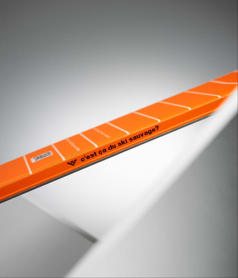 Sidoprofil av orange Black Crows Mirus Cor skida med text och QR-kod