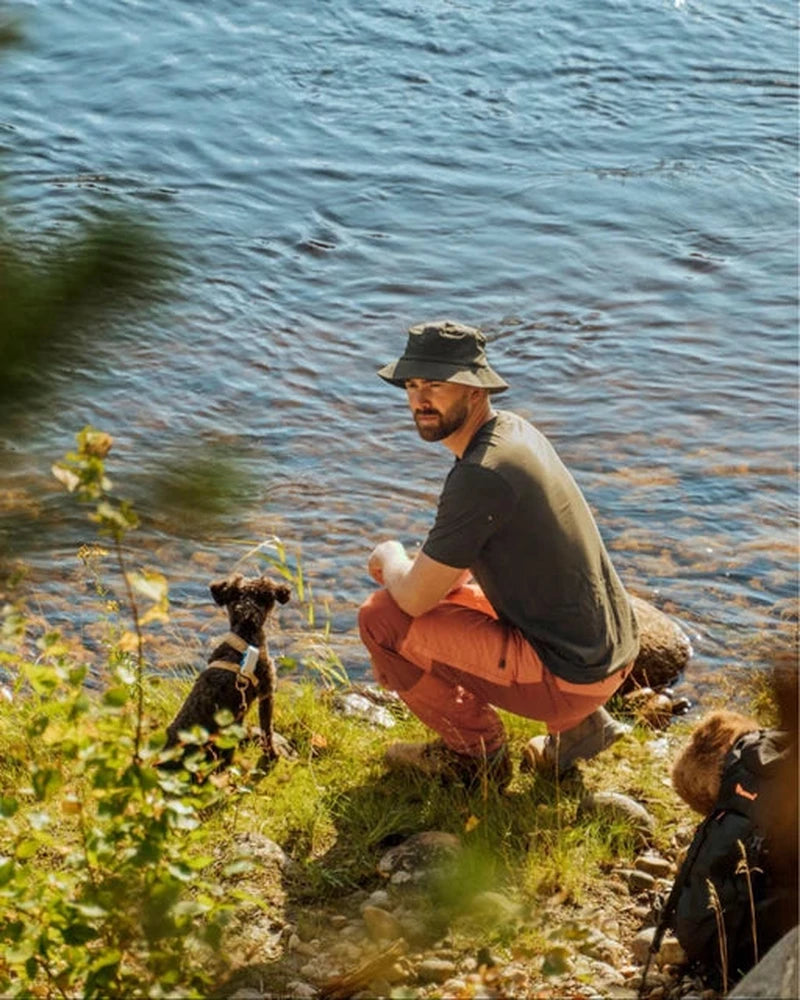 Mörkgrön InsectSafe solhatt med hakband, buren vid vatten