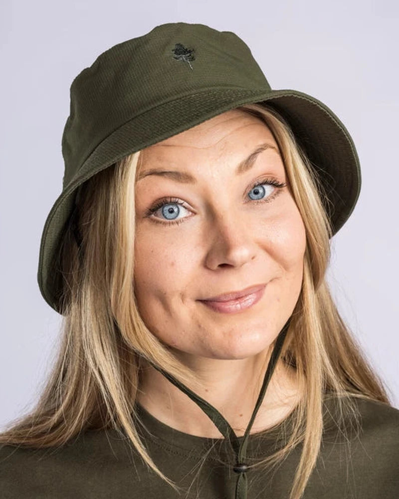 Närbild på mörkgrön InsectSafe hatt med träemblem och justerbart hakband
