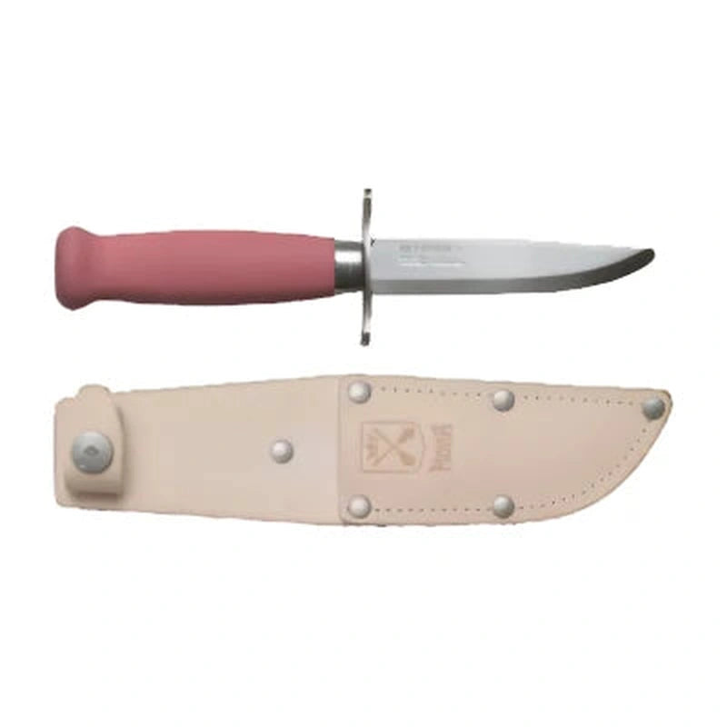 Rosa Morakniv Scout 39 med spetslöst blad och björkträskift, placerad på beige lägerhölje