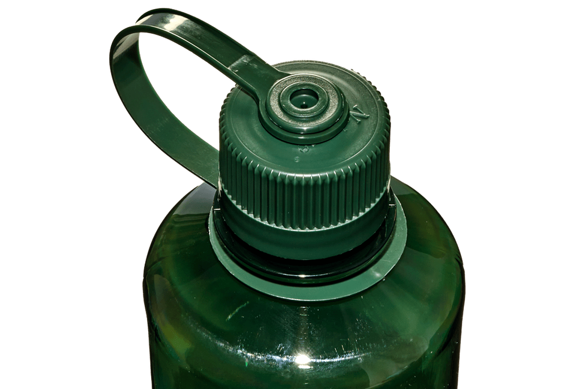 Närbild av mörkgrönt ribbat lock med small öppning på Nalgene-flaska