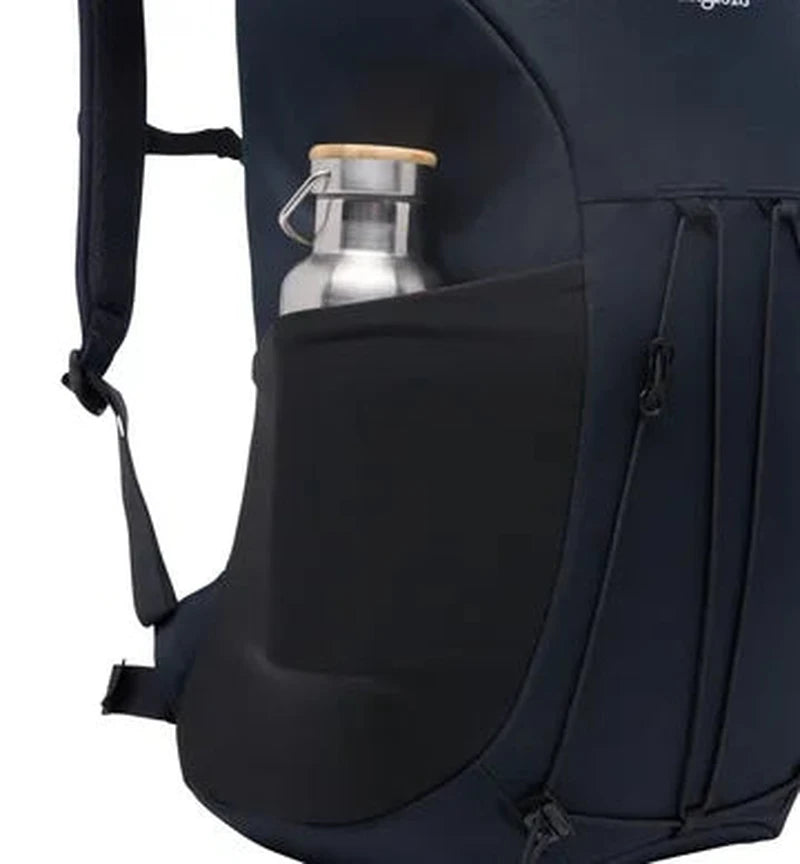 Närbild sidoficka mörkblå ryggsäck med plats för vattenflaska och frontsnören