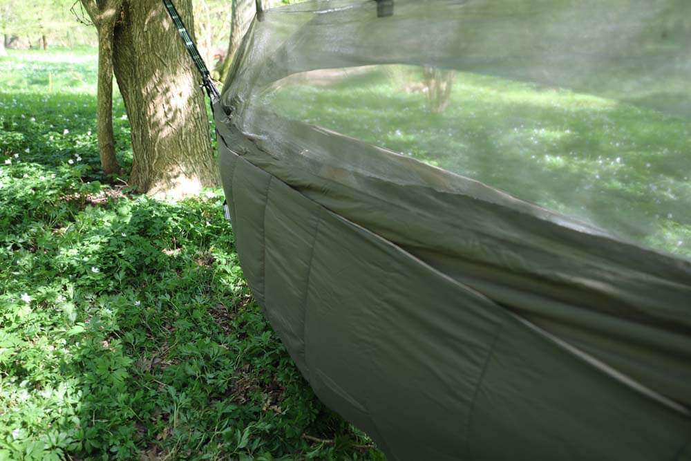Quiltad underquilt nära marken i naturmiljö
