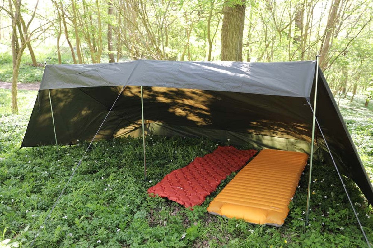 Fjällmark Norrsken 2.0 och ribbat liggunderlag under tarp i skogen