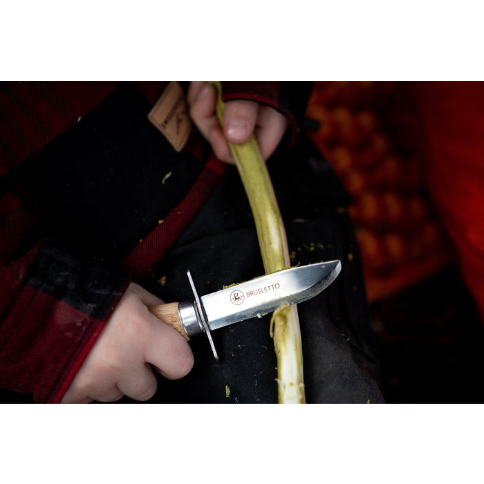 Brusletto scoutkniv används för att skära grenar utomhus