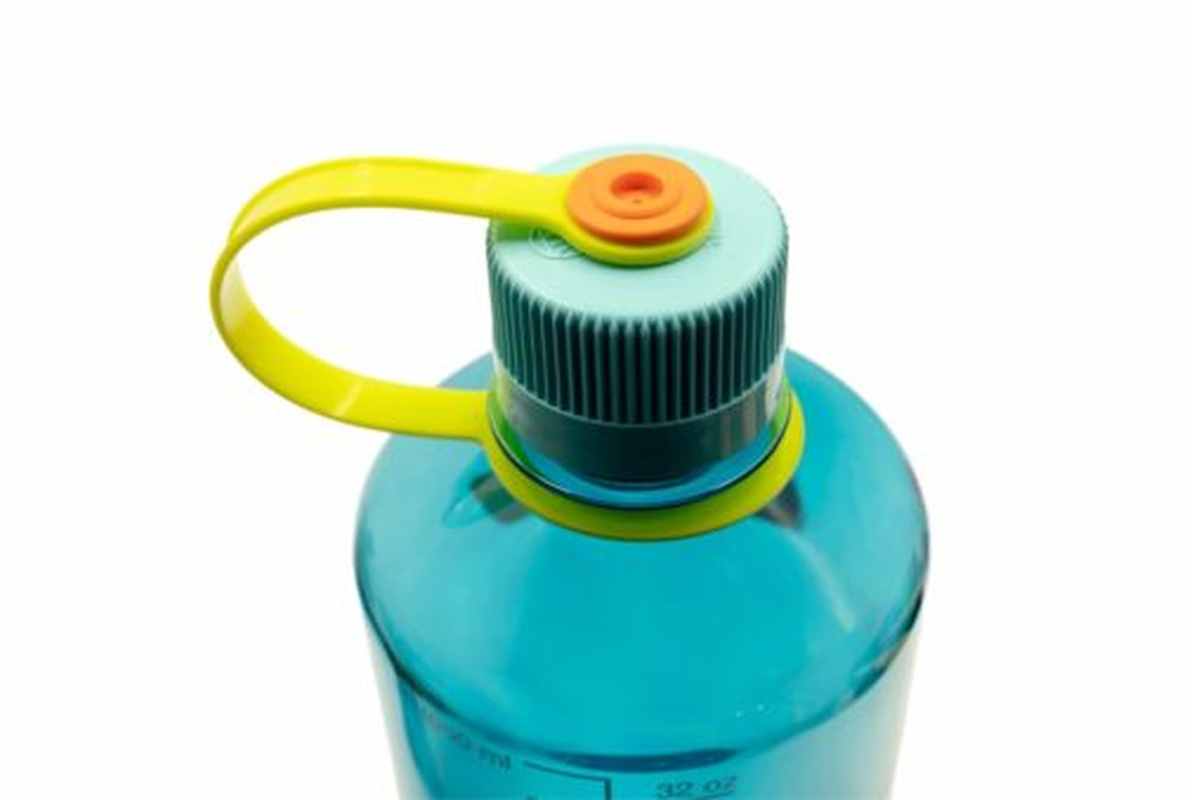 Närbild på Nalgene-flasklock med ribbad design och transportring