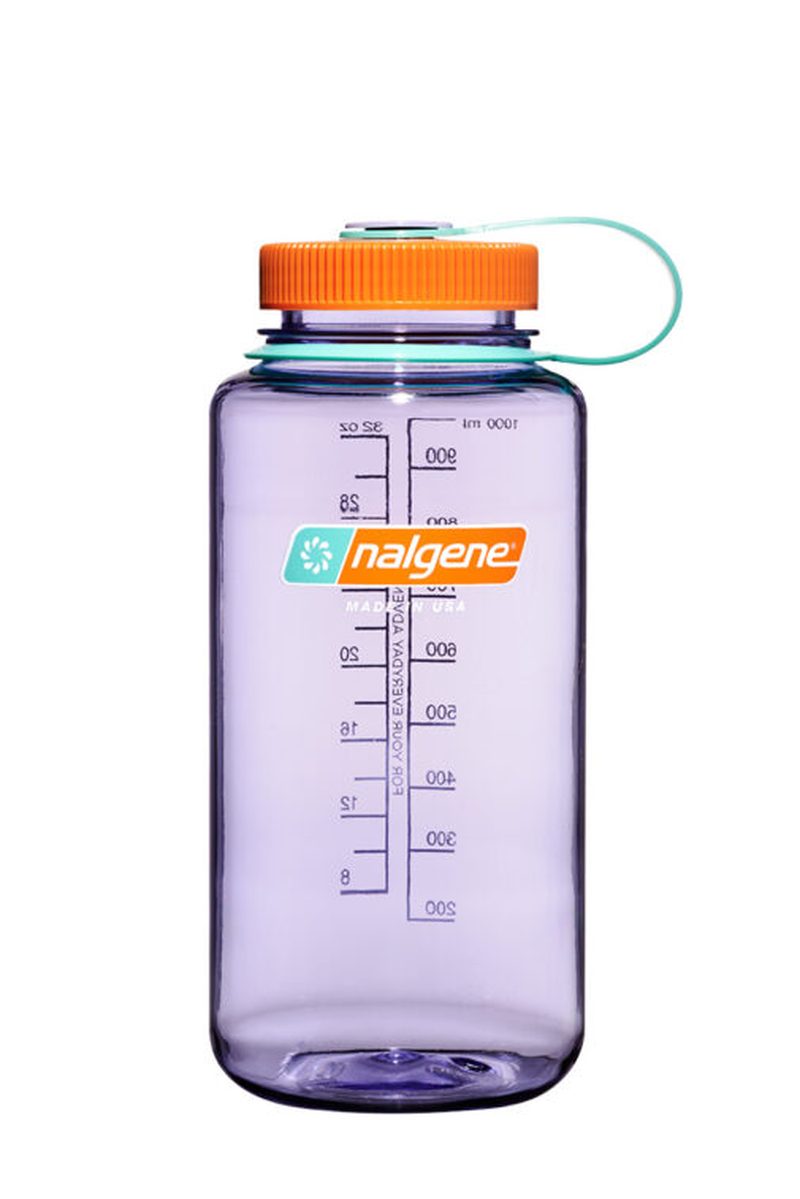 Lila Nalgene vattenflaska med orange lock och turkos handtag