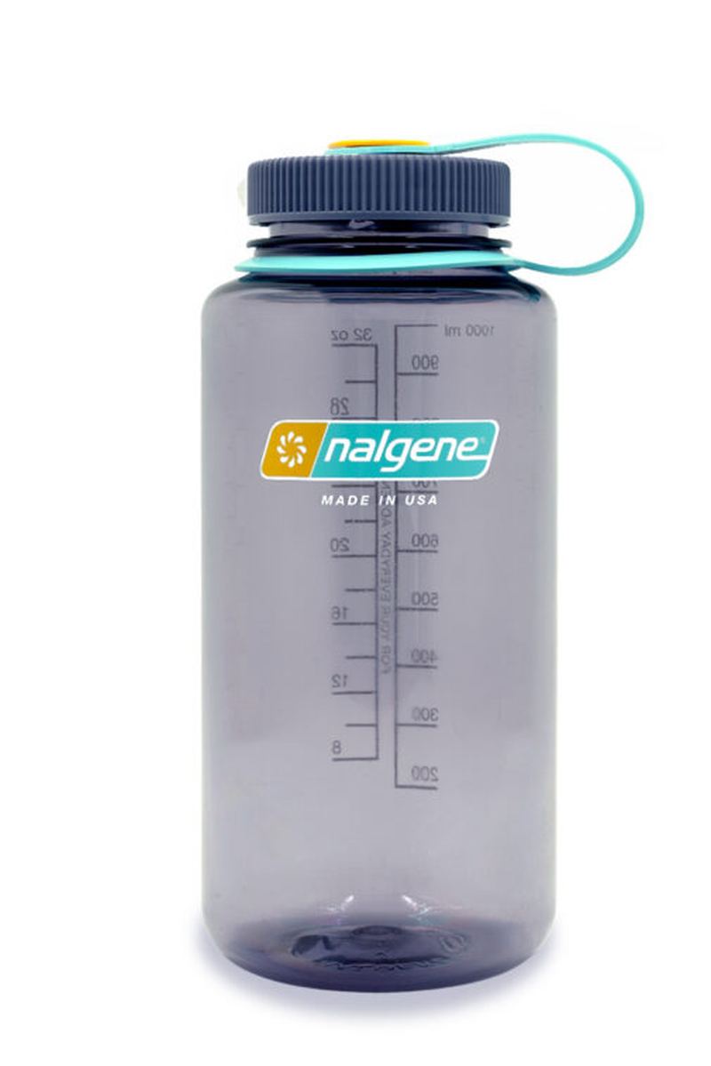 Gråblå Nalgene vattenflaska med turkos handtag och färgad logotyp