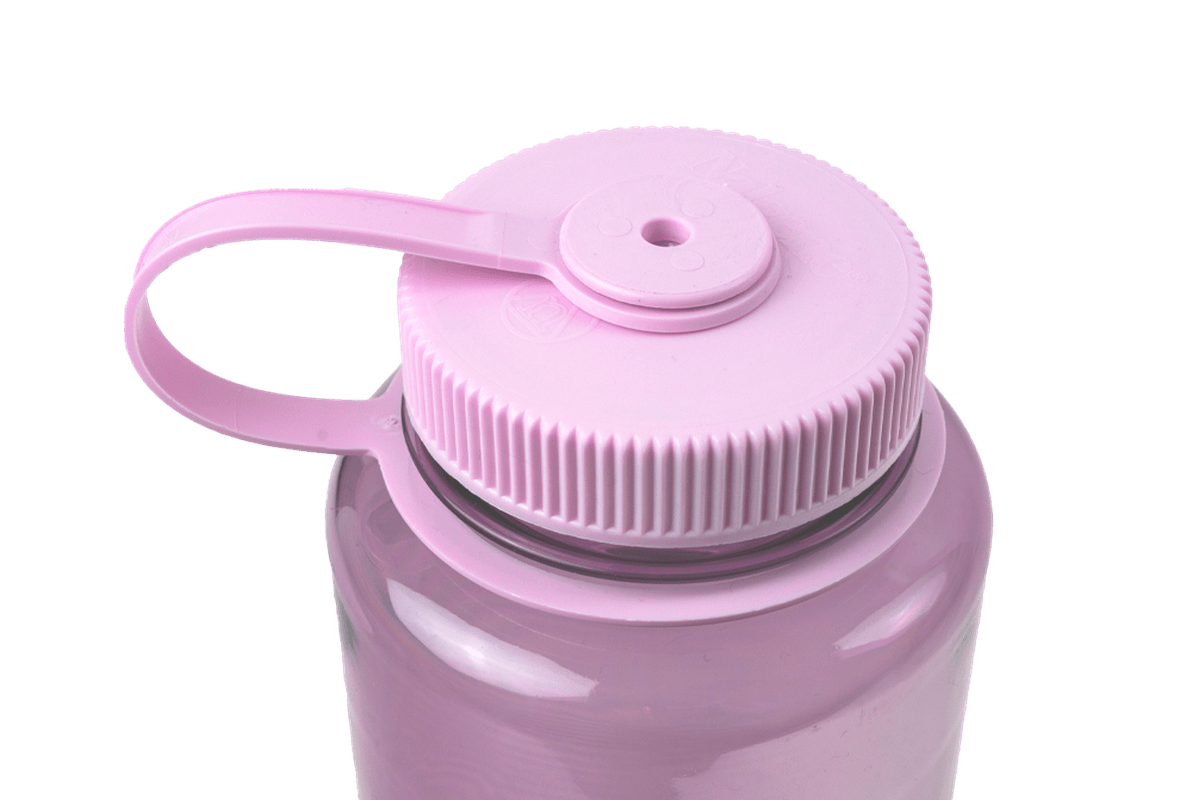 Närm vy av ribbat rosa lock med handtag på Nalgene-flaska