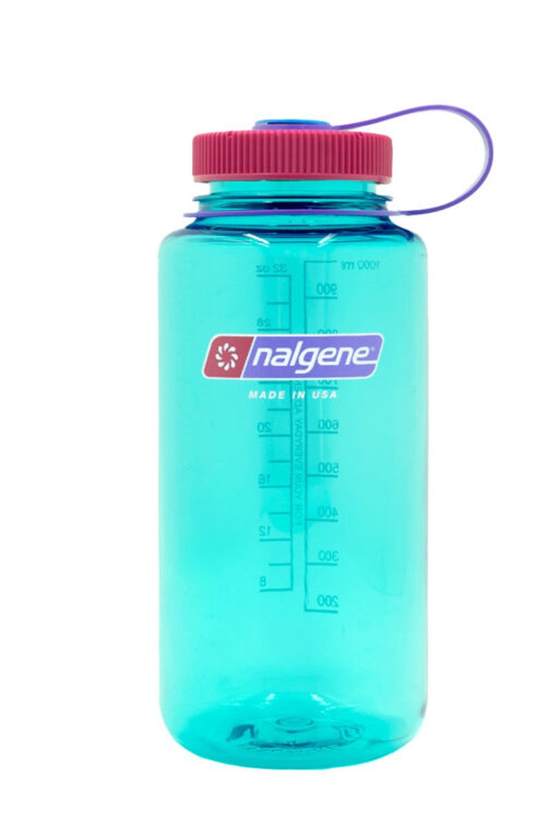 Turkosblå Nalgene vattenflaska med röd lock och volymmarkeringar