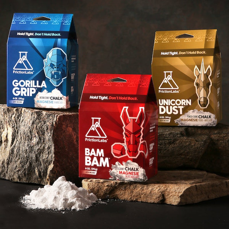 Friction Labs klätterkalk i tre texturer: Gorilla Grip, Bam Bam och Unicorn Dust på stenblock