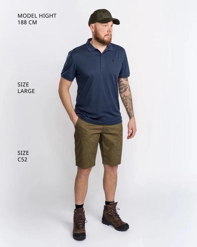 Storleksguide för mörkblå pikétröja på modell 188 cm