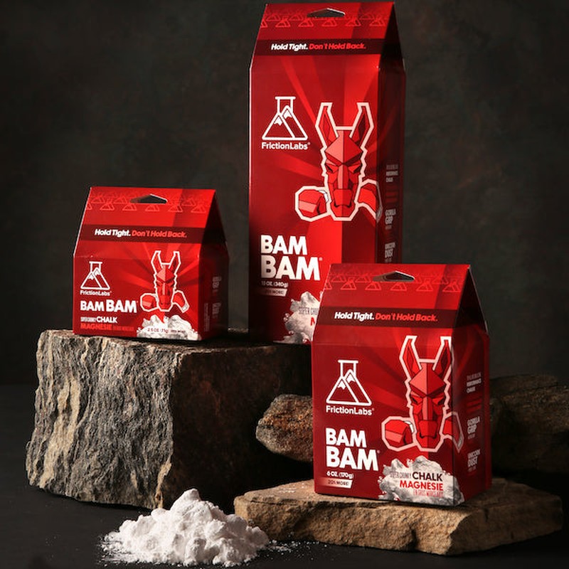 Friction Labs Bam Bam klätterkrita i röd förpackning med vit kritklump