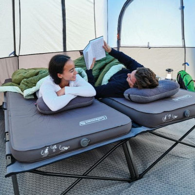 Kvinnor och män kopplar av på Packaway tältsäng med sovsele i campingtält