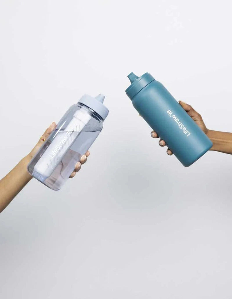 Transparent och mattblå LifeStraw Go flaskor jämförs