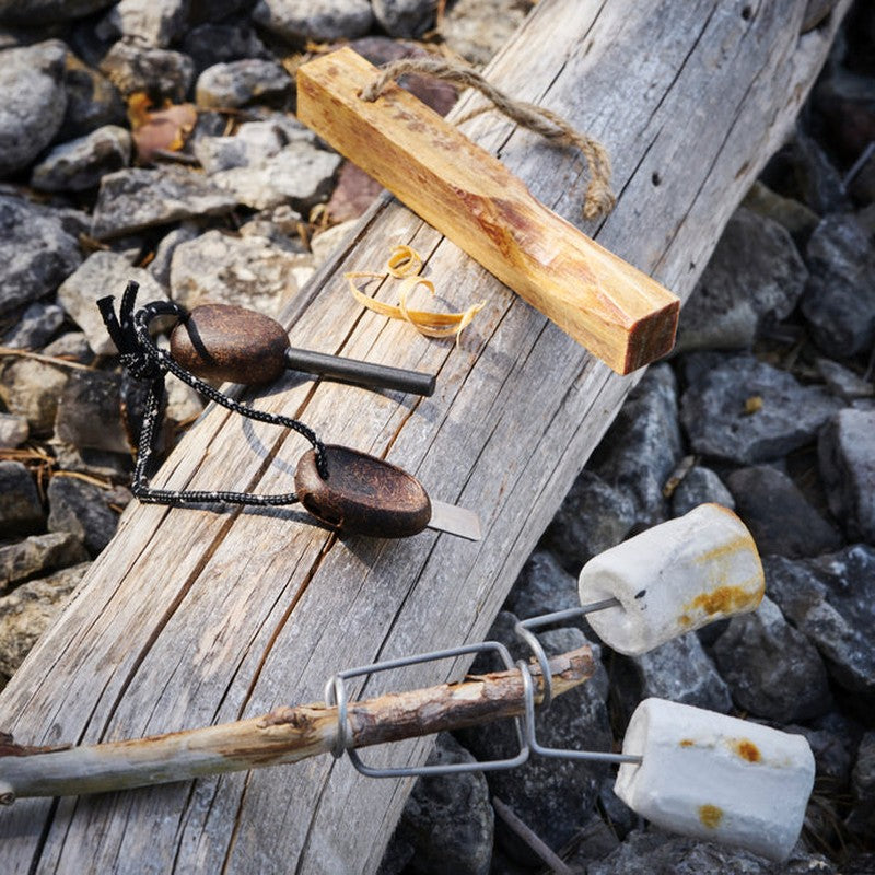 Grillgaffel med två rostad marshmallows vid campfire