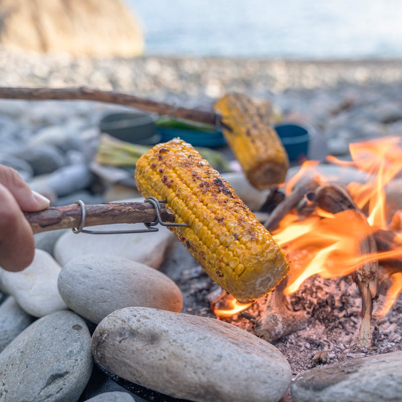 Matlagning över öppen eld med Light My Fire gaffel vid stranden