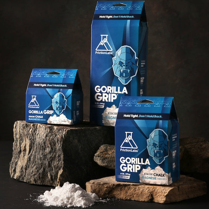 Blå Friction Labs klätterkrita Gorilla Grip förpackningar med kravel vitt kritpulver