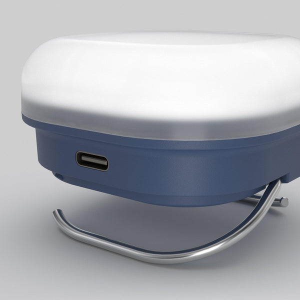 USB-C laddport på blå campinglykta närbild
