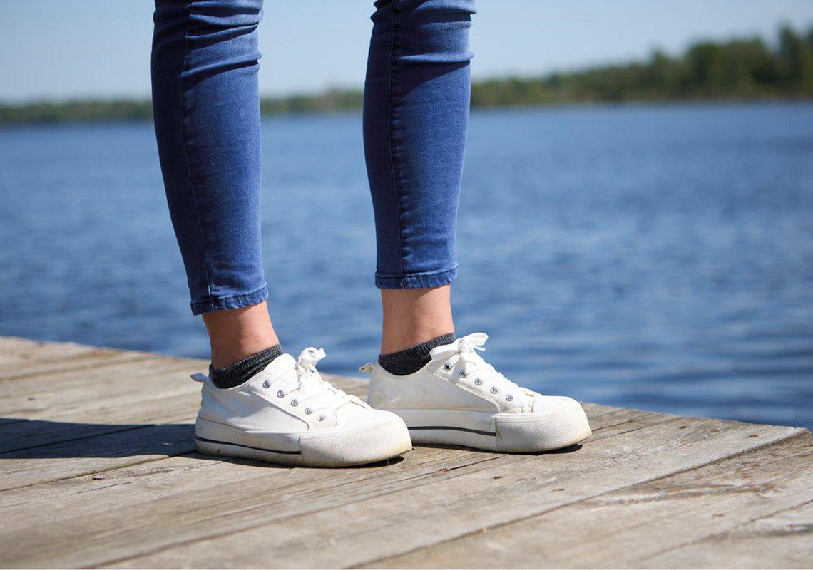 Mörkgrå x-low ullstrumpor med vita sneakers och blå jeans