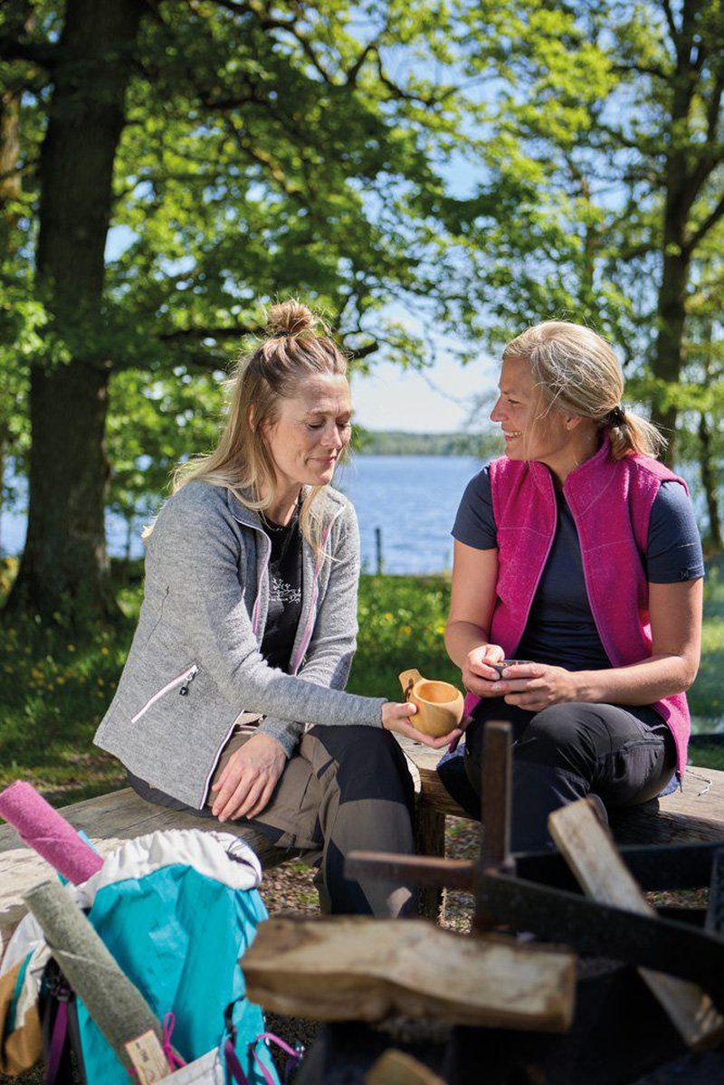 Magentafärgad Underwool Cilla t-shirt under väst vid sjön, mjuk merinoull
