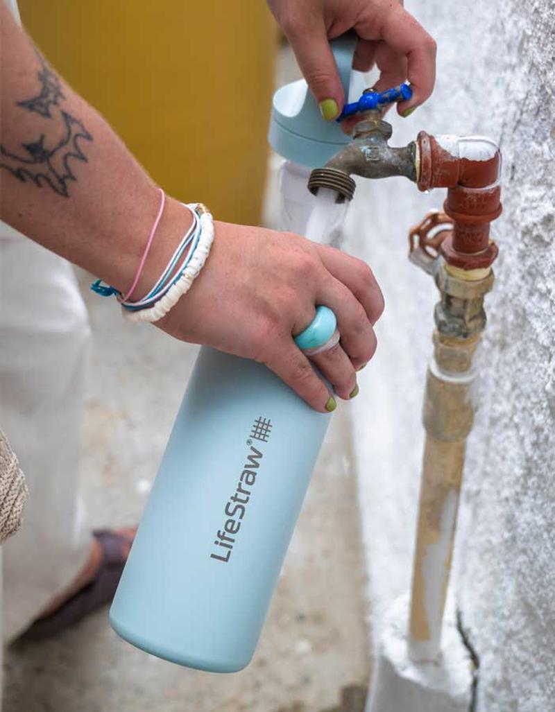 Fyllning av LifeStraw-vattenreningsflaska direkt från kran under resor