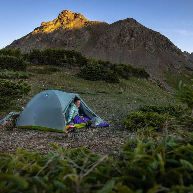Big Agnes Tiger Wall UL3 vandringstält i grågrönt med limegrön botten, uppställt på berg för tre personer