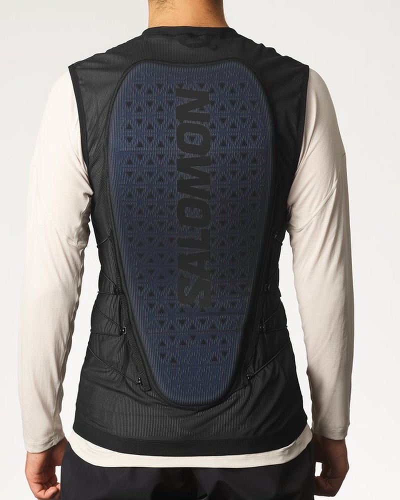 Ergonomiskt mörkblått ryggskydd på ryggen med Salomon-logotyp