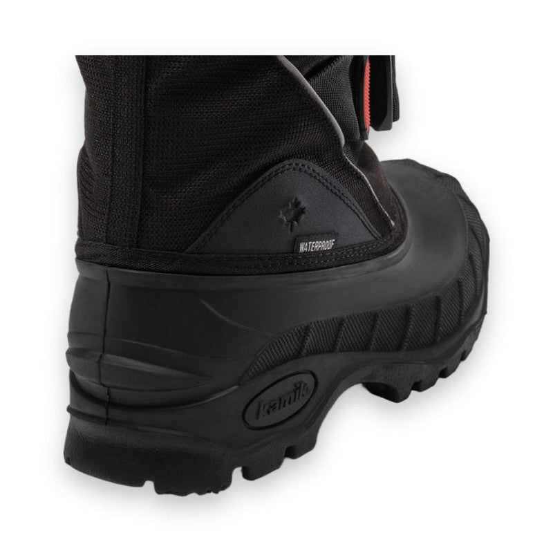 Vattentätt gummiskal med WATERPROOF-text på Kamik Cody XT vinterkänga