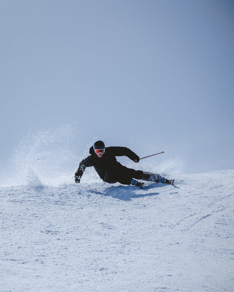 Skidåkare i sväng på Project 91 allmountainskidor
