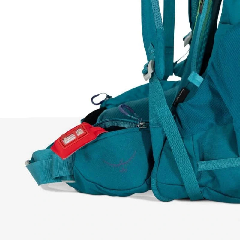 Detalj av teal höftbältesficka med öppen ficka och red tag