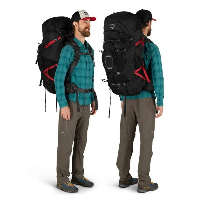 Osprey Aether Plus 85 ryggsäck visad fram- och baksida på modell i teal skjorta