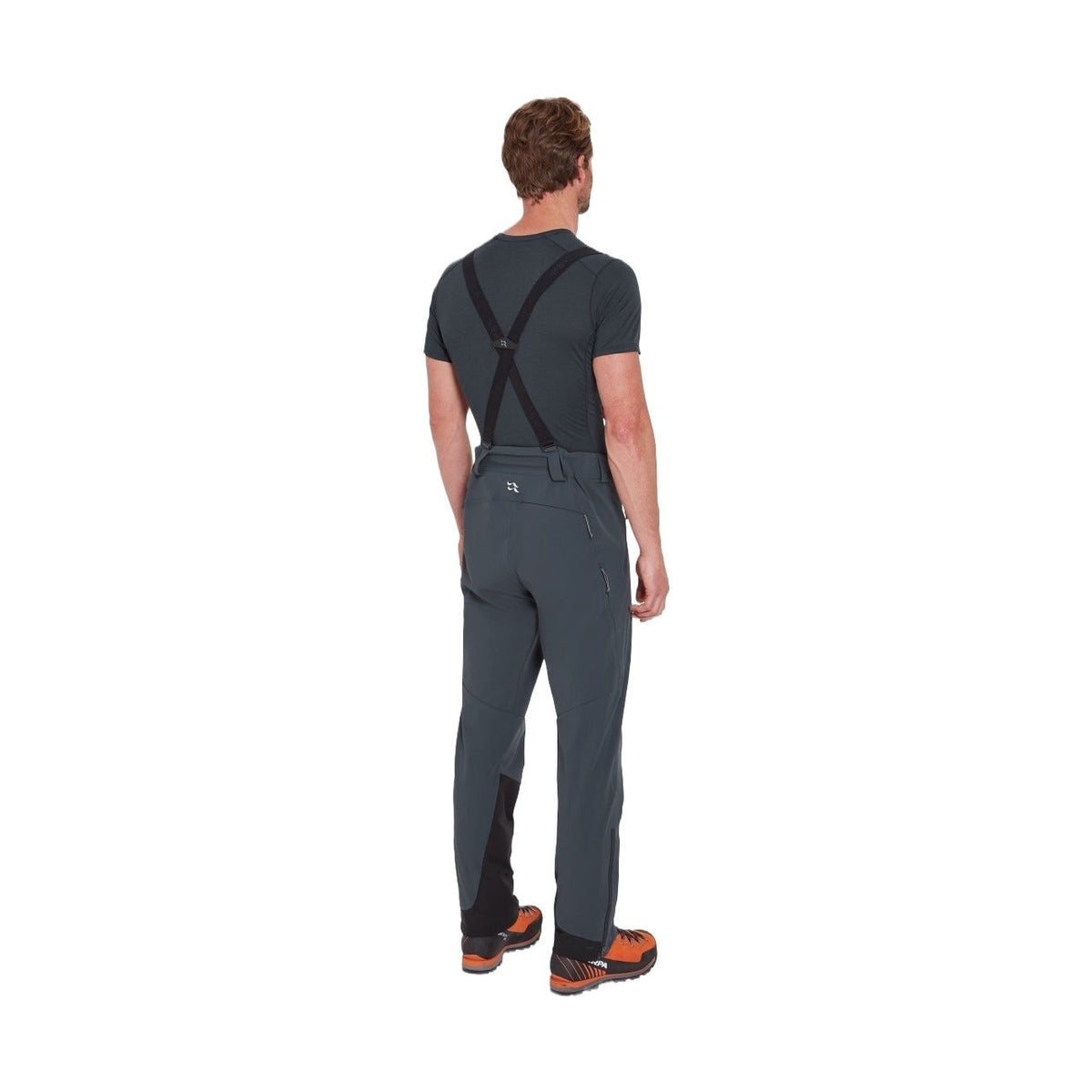 Mörkgrå Rab Ascendor Alpine softshellbyxor för herrar, bakvy med klätterskor