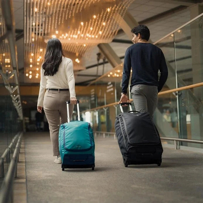 Par drar Osprey Daylite Wheeled Duffelbags genom flygterminal