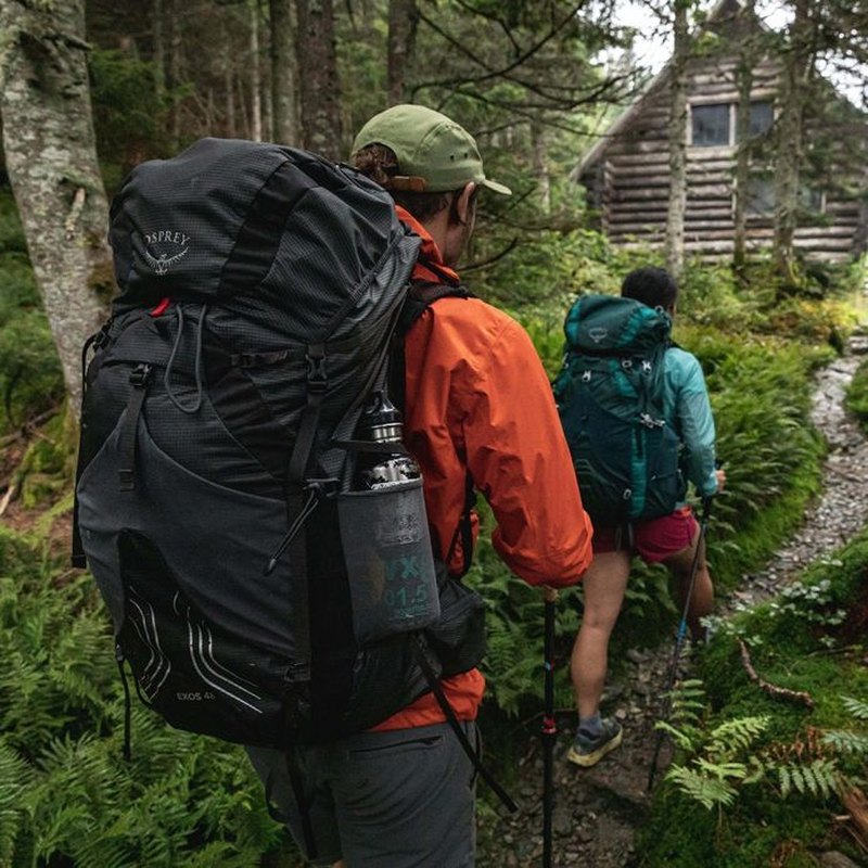 Osprey Exos 48 ryggsäck med synlig text och vattenflaska i sidoficka