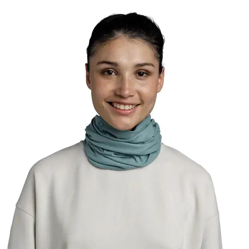 Ljusblå Buff Original Ecostretch buren runt halsen