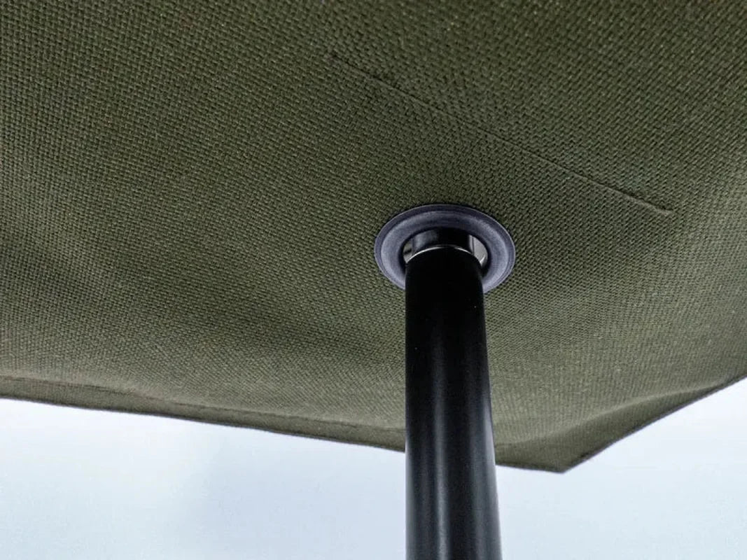 Närbild på mörkgrön vävsläcka förvaring fäst under bord med plaststoppare