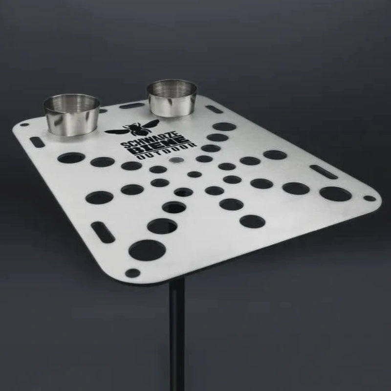 Närbild på aluminiumplatta med logotyp och utskärningar