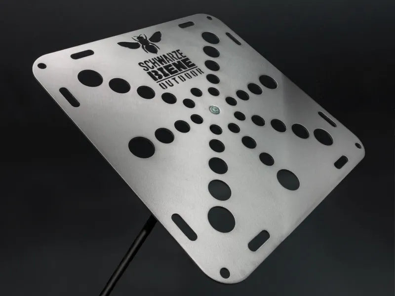Närbild av Schwarze Biene logotyp och hålstruktur på aluminiumbordet