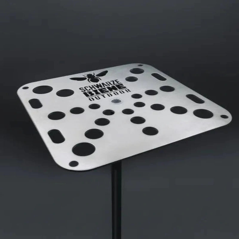 Närbild på aluminiumplatta med Schwarze Biene-logotyp och hål