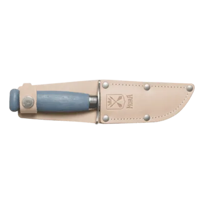 Blågrå Morakniv Scout 39 med synligt träskift ur beige läderfodral med logotyp