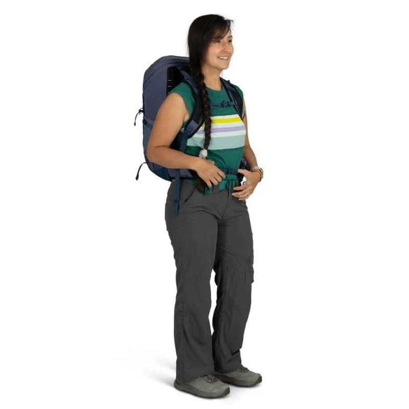 Dam justerar höftbälte på mörkblå Osprey Tempest 26 vandringsryggsäck