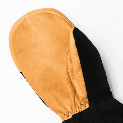 Detalj av beige läderhandflata och sömnad på Videmyr barnhandske