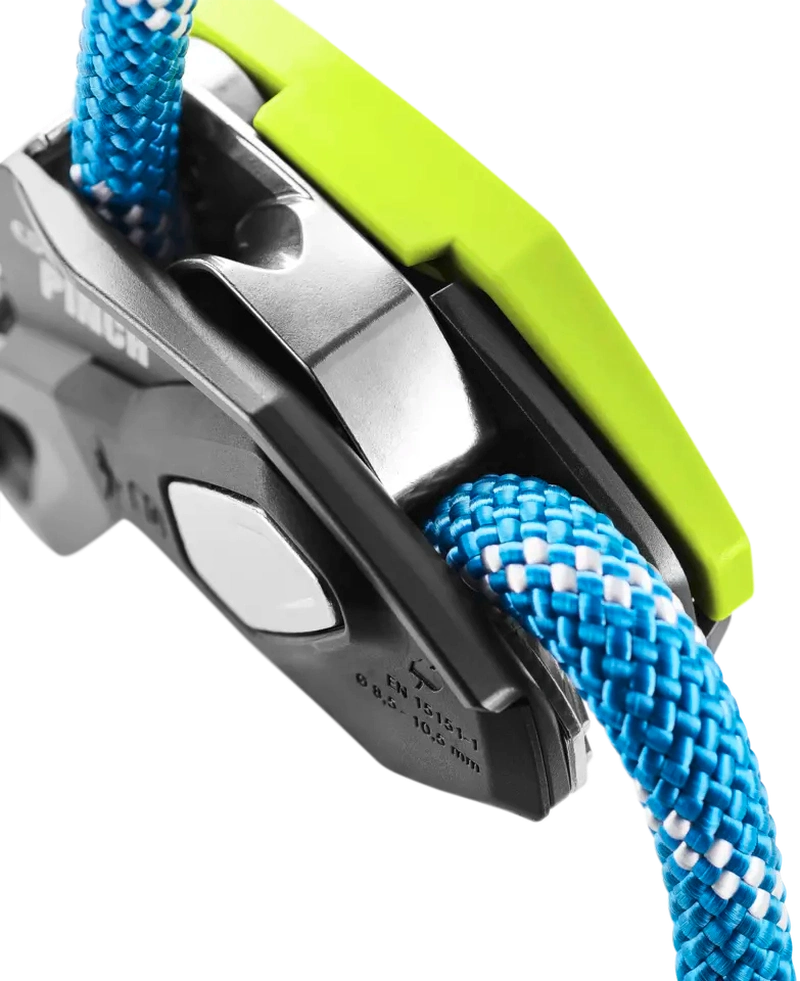 Närm vy Edelrid Pinch repbroms med blå rep genom silvermetall och limegrönt hölje