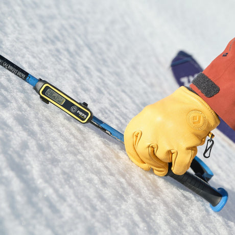 PIEPS lutningsmätare fäst på skistav i snö visar vinkel vid freeride