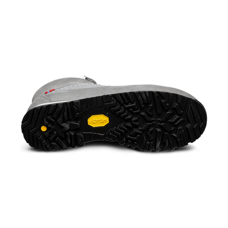 Nära bild på Vibram-sula med djupt mönster på grå vinterkänga