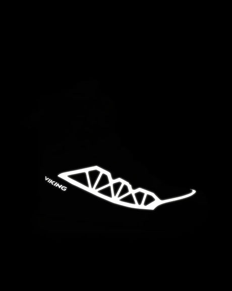 Vitt geometriskt sidomönster och VIKING-logotyp på kängans sida mot svart bakgrund