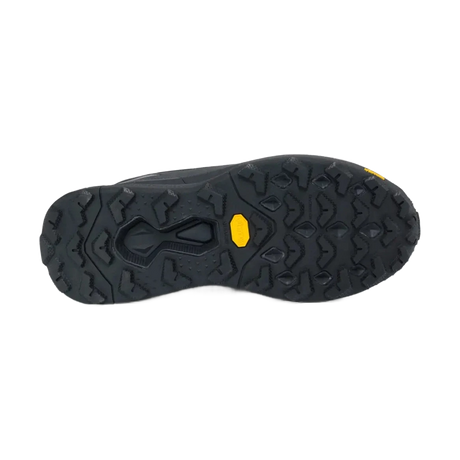Svart vinterkänga med grov Vibram-gummisula och gul detalj