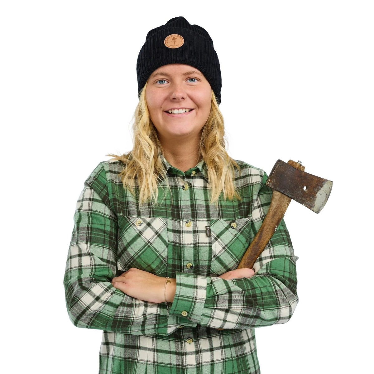 Dam som bär grönvit flanellskjorta med friluftsrörsax